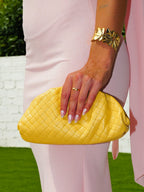 Clutch piel bombonera detalle amarillo