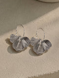 Pendientes de aros con flores plateados